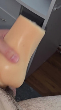 Je Me Masturbe Avec Un Faux Vagin Sucé, Alors Je Me Suis Amené À Jouir De La Façon Classique Avec Ma Main.