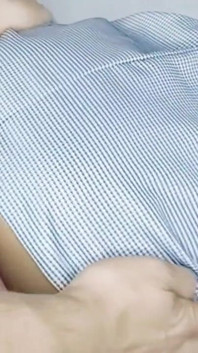 Jako uczennica w wieku zaledwie 18 lat, zmienia ciało na potrzeby ocen z nauczycielem po lekcjach.