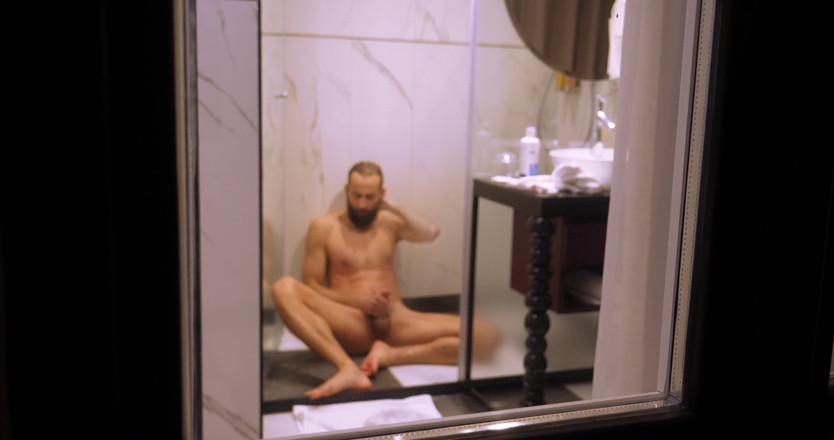 Jerking studs: Seorang pria di kamar mandi