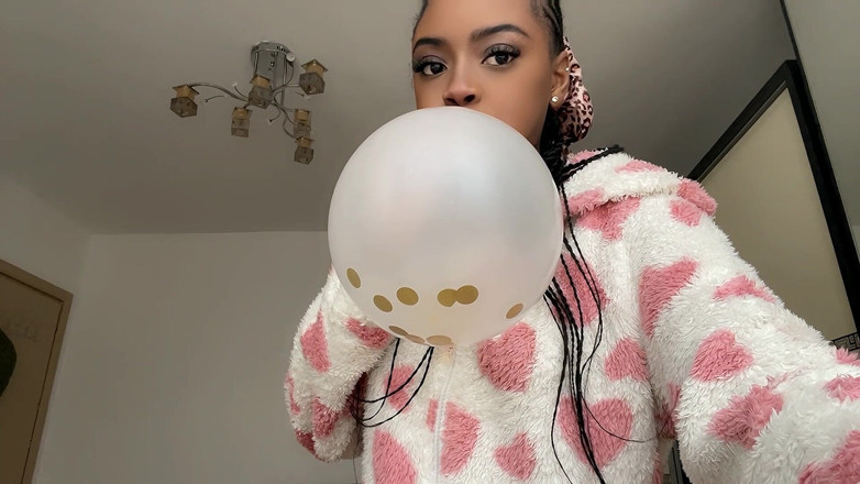Rudie Kae: Labbra morbide, respiri profondi &amp; un grande palloncino scoppiato
