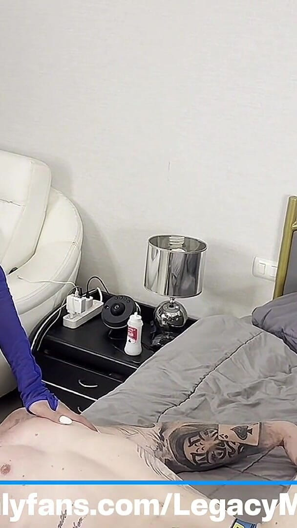 Legacy Mess: Grote pik blonde Aziatische ladyboy neukt met gespierde man zonder...