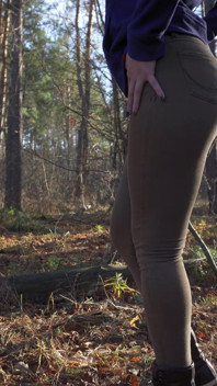Amatorska milf w obcisłych dżinsach dokucza jej ciasny tyłek w lesie
