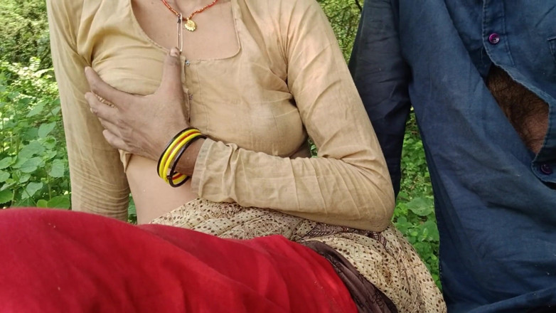 seema: OutDoor Bhabhi's Boobs Come Out