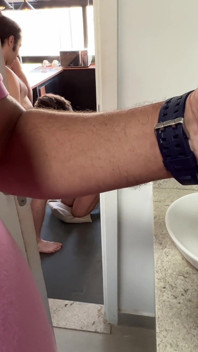 Nadržená starší žena má sex se dvěma muži, které zahýbá, manžel si přivedl domů