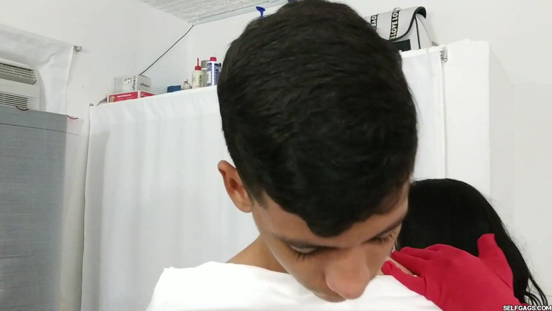 Selfgags femdom bondage: Латиноамериканський чувак сильно муміфікований кооперативними жінками фемдом