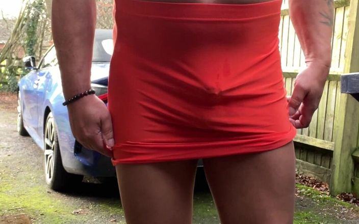 Kellycd2022: 业余 crossdresser Kellycd2022 性感熟女穿着裙子撒尿和自慰她娘娘腔的鸡巴并在车道上射精