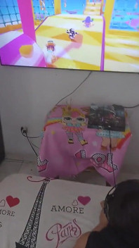 Erkek arkadaşım beni kaydederken Playstation oynuyor
