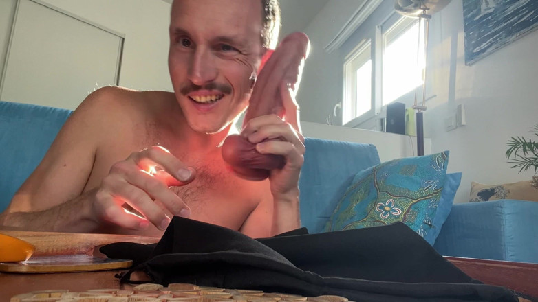 Maxence Angel: Maxence Angel Packt Einen Jocktribe Dildo Aus