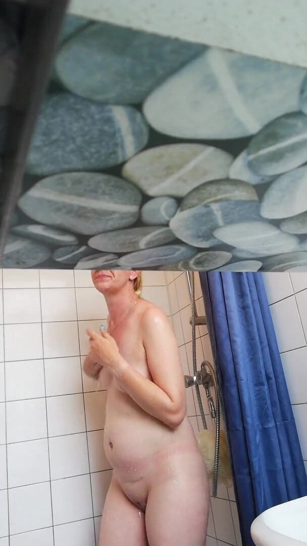 minoesje37: Shower whit litle playing