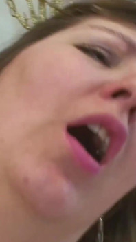 Prsatá děvka dobře pracuje se svým ptákem