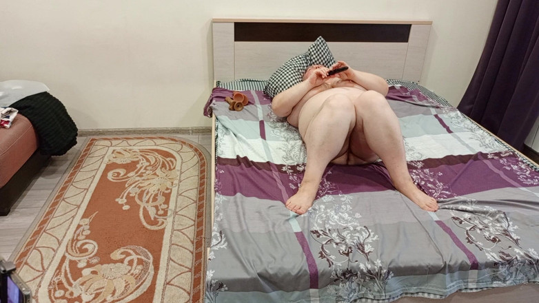 Zona901: Ibu mertuaku lagi asik masturbasi memeknya pakai vibrator hitam