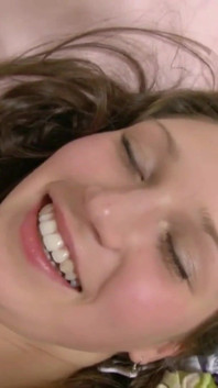 Lesbické kamarádky Eugenie a Pauline šukají se straponem