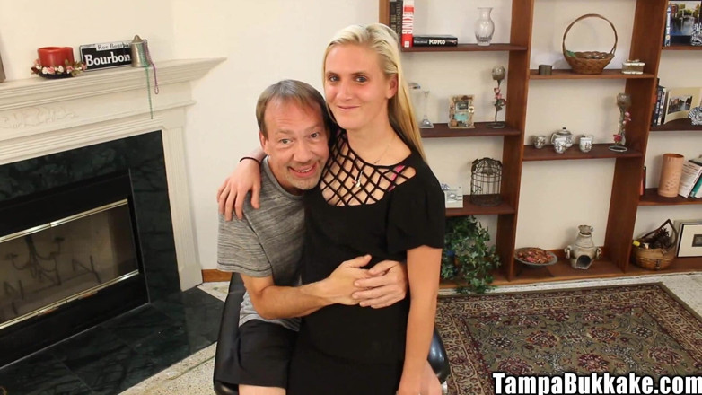 Tampa Bukkake: Versauter anal gefickter bondage-gangbang blondine Hängende titten Sperma in ficklöchern...