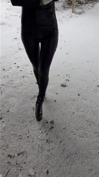 MILF loopt in panty's en hoge hakken