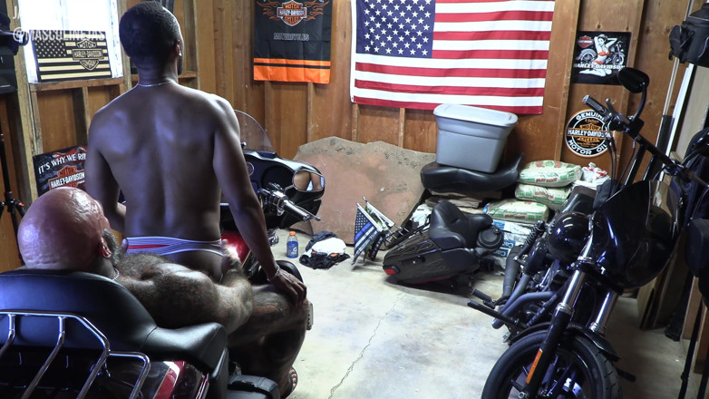 MasculineJason - Jason Collins: Inculata interrazziale senza preservativo sulla mia Harley