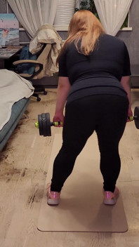 Kızıl saçlı orta yaşlı seksi kadının ağzını spor taytından sert sikiyor ve sıkı deliğine soktu