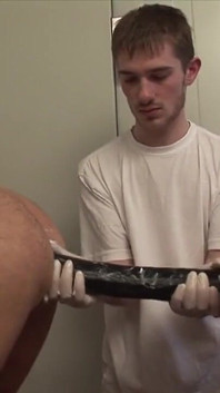 2 putas de couro sendo fodidas por vibrador duplo