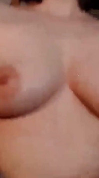 Nerdy brunetka camgirl se baví v ložnici