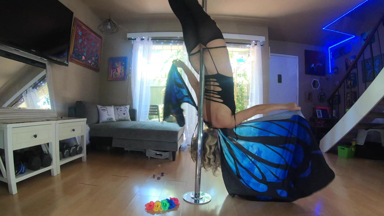 Nasty Nelsons: Une bombasse MILF papillon en pole dance taquine les voisins...
