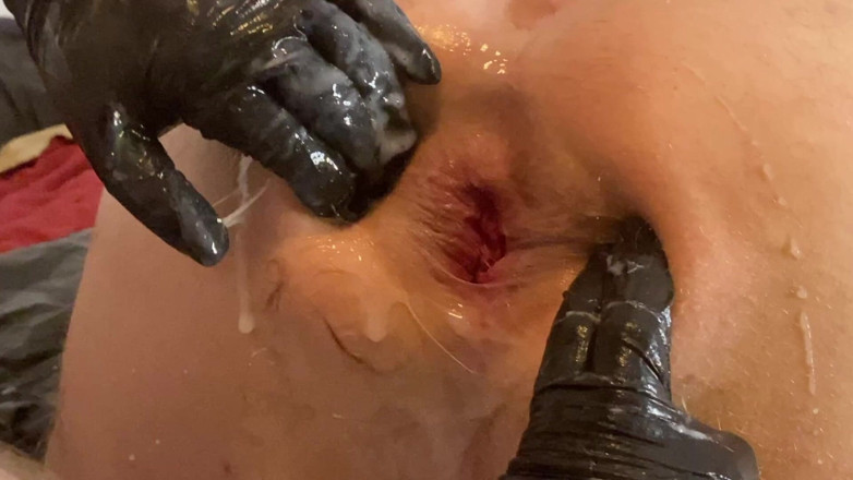 Charlieboy69: Saya mengambil fisting sebenar pertama saya, sesi 1 dan 2