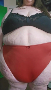SSBBW giantess đi bộ trong chiếc quần lót màu đỏ khít khao