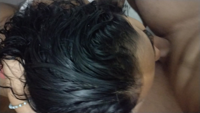 Jr and denies: Moja niegrzeczna przyjaciółka wszedł do łazienki i ssał mnie, aż przyszedłem...