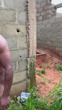 Enorme trío follando dentro de un edificio no compensado