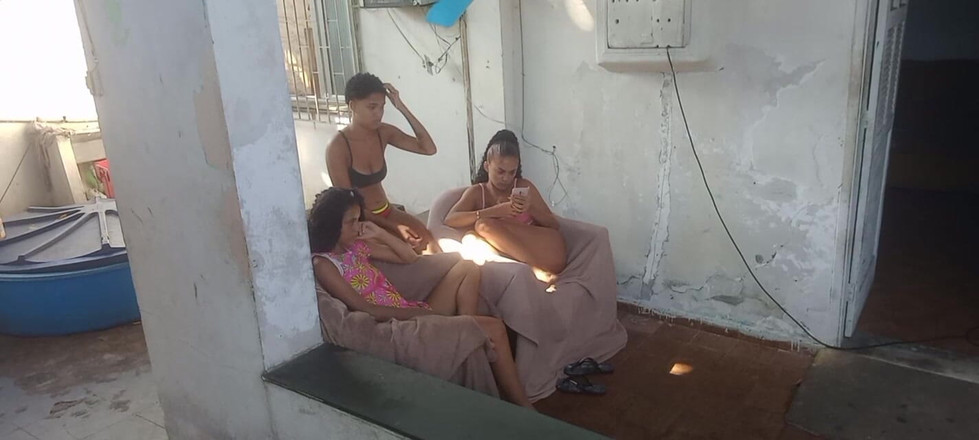 Damas e vagabundos: O Padrasto Fode Cu Das Enteadas Virgens Enquanto Esposa Trabalha.