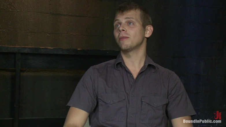 Bound in public: ダーティクルーザーが公衆トイレで2人の罪のないスタッドを倒す