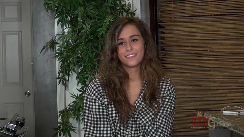 ATKIngdom: 可爱的年轻黑发女郎anastasia Black的首次采访