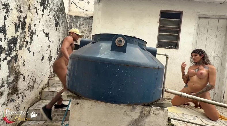 Prezottes_House: O Jardineiro Fodendo a Patroa Sabrina Prezotte a Travesti Pauzuda.