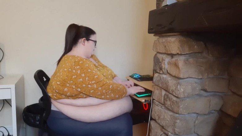 SSBBWLadyBrads: Fat girl office struggles