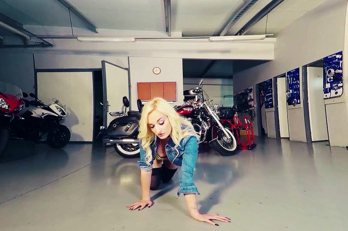 Bikes And Babes TV: VR - 025 - Daisy Lee in Moto Garage