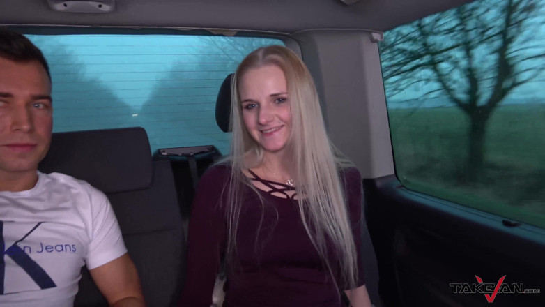 Take Van: ブロンディは電車に乗り遅れ、バンで見知らぬ人からの助けを受け入れ、そこで激しく犯されました