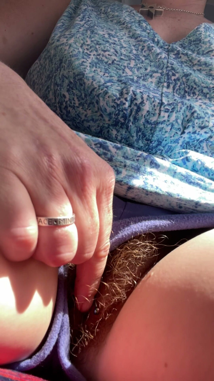 MistressWriggler: Stiefmoeder Speelt Met Haar Stinkende Poesje Achter in De Bus,...