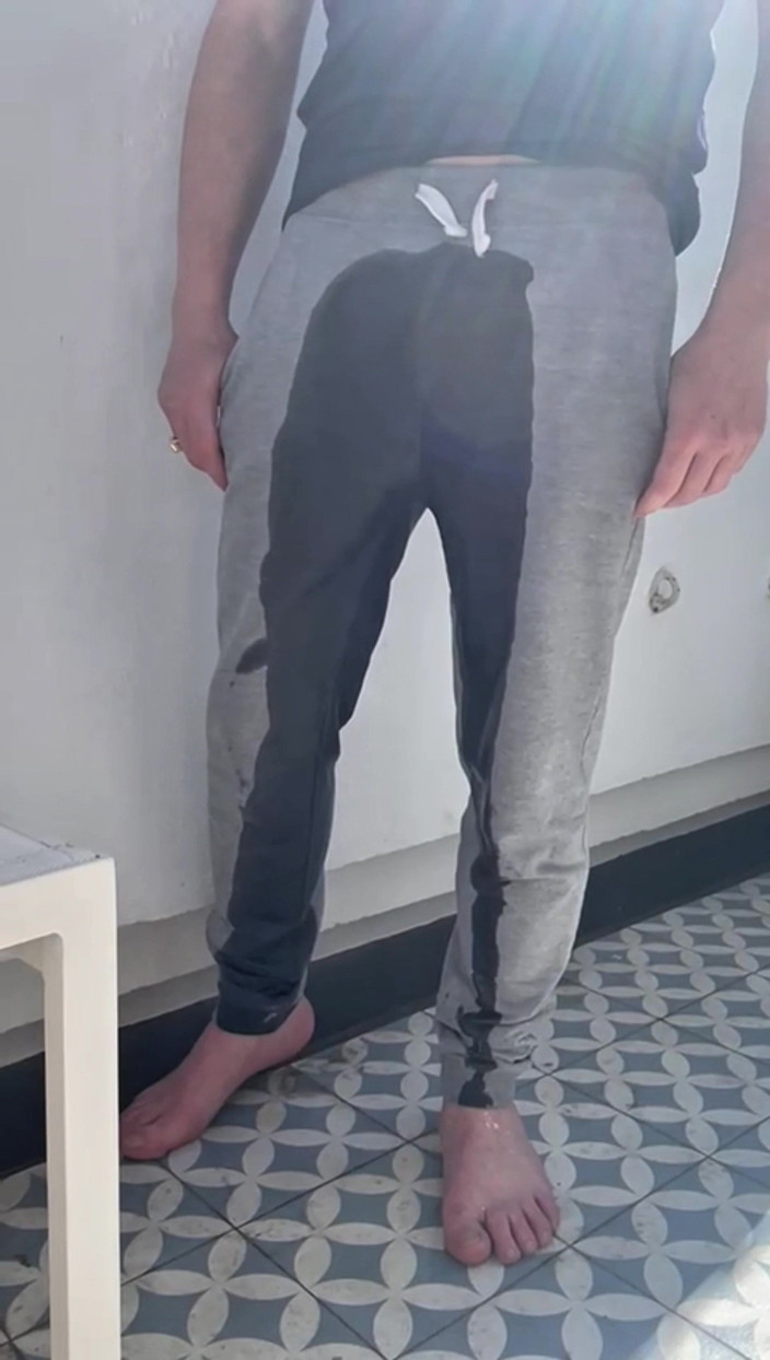 AmateurBoysPissing: Prawda czy wyzwanie: zmuszony do sikania w moje szare spodnie...