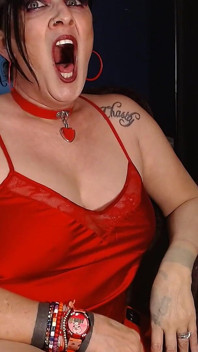 Anna fatiguée bâille