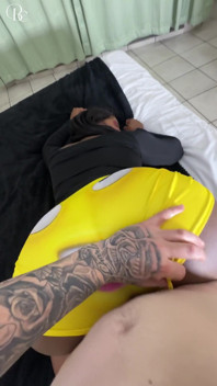 白人男人射在大屁股黑人女孩的衣服上