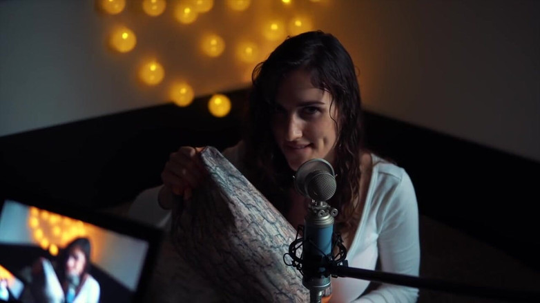 Piper Blush: Asmr mit Kissenstreicheln, Biss, Kratzer