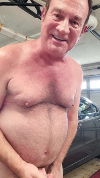 ガレージで撫でるパパ