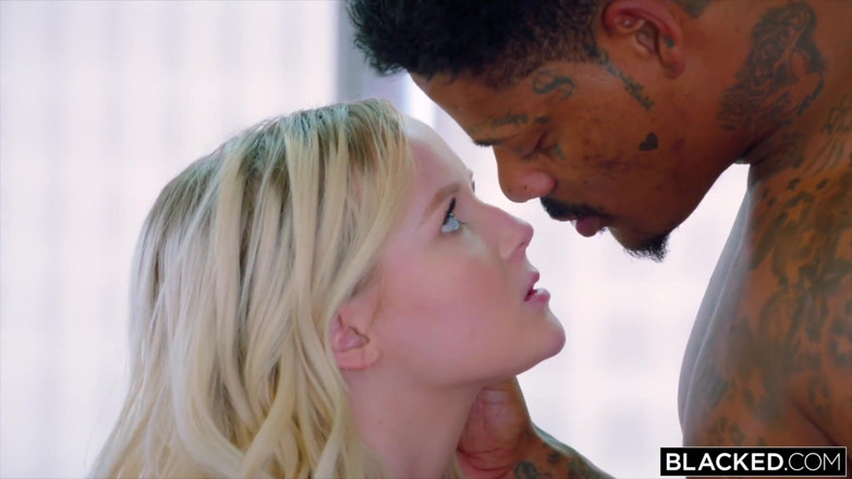 Blacked: 黒く、この小柄なブロンドはBBCの目しかありません