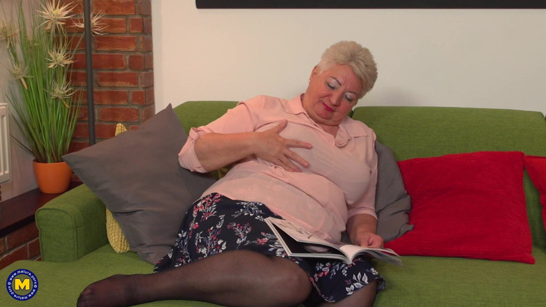 Mature NL: Babcia Astrid Z Dużym Tyłkiem Dotyka Jej Dojrzałej Cipki Na...