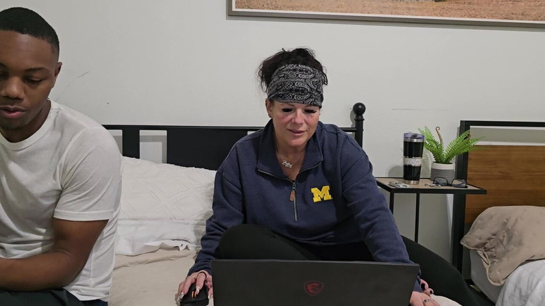 Cory Strokes: 코리 스트로크를 사용하는 Hollee Huntress "조이스틱"