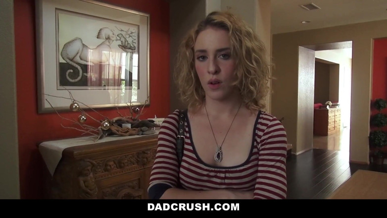 Dad Crush: 淫荡的继女邦妮格雷满足爸爸保守她的秘密