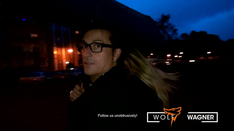 Wolf Wagner Com: Мила тінка Скарлетт Скотт зустрічає старшого хлопця на вулицях