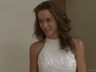 Malena Morgan se branle avec sa milf demoiselle d'honneur