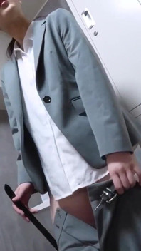 在工作期间打电话给她，偷偷发出色情信息，然后做爱。离开她一个人后，这变得更加令人兴奋