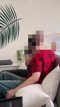 Tehnicianul heterosexual, deschis la minte, devine curios și în cele din urmă se implică pe deplin cu Mike