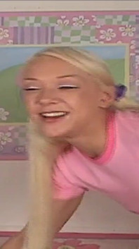 Prstění blonďaté teenagerky a tvrdé stříkání s orgasmem