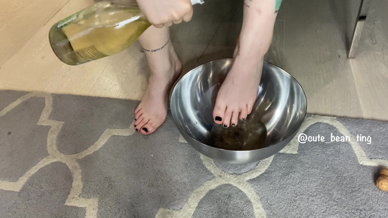 Alice Bean: Mencurahkan Fizzy Pada Kaki Saya